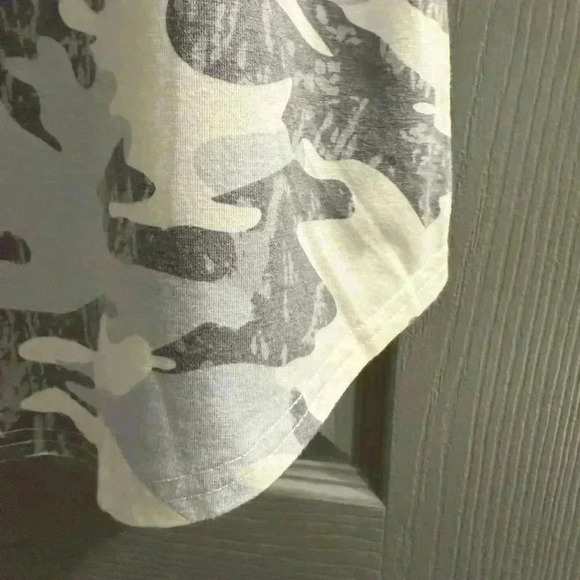 Women’s camo top with rounded neck & rounded bottom with ruffle sleeves Size LG - Picture 4 of 7